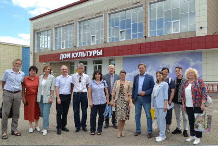 Министр культуры АК и члены общественного совета края у здпния Топчихинского центрального Дома Культуры