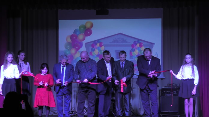 торжественный момент. Перерезание ленточки