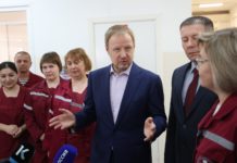 Виктор Томенко пообещал работникам скорой помощи отремонтировать крышу подстанции в Барнауле