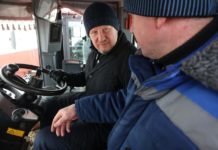 Губернатор Алтайского края Виктор Томенко проконтролировал подготовку техники к посевной