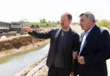 Томенко проинспектировал строительство защитной дамбы в Краснощеково