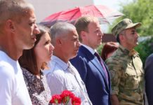 Виктор Томенко в Рубцовске открыл мемориальную доску герою СВО и встретился с предпринимательницей