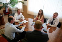 Губернатор Виктор Томенко похвалил алтайскую колбасу и поблагодарил агропредприятие за развитие села