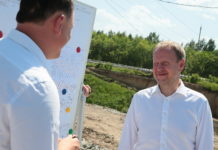 «Люди очень ждут». Губернатор Томенко проверил, как в Заринске ремонтируют дороги и парк