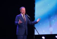 Губернатор Виктор Томенко открыл Шукшинский кинофестиваль и поприветствовал звёздных гостей Алтая