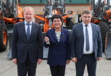 Губернатор Томенко лично проверил дорожную технику, которая отправится в районы Алтайского края