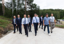 Глава Минэкономразвития Максим Решетников отметил отличную работу губернатора Виктора Томенко и его команды по созданию новых мест для размещения туристов Алтайский край получил самую большую федеральную субсидию на строительство модульных отелей — 944,8 млн рублей. В 2022 году привлечен рекордный за последние 5 лет объем частных инвестиций — 2,6 млрд рублей. Это позволит существенно расширит возможности для размещения туристов. Максим Решетников подчеркнул, что Алтайский край имеет богатую природу и развитую инфраструктуру, это обеспечивает высокий спрос в любое время года. Он призвал туристов со всей России и из-за рубежа приезжать на Алтай. 2. Алтайский край стал лидером среди регионов в развитии туризма. Алтайский край пользуется большой популярностью у туристов – в прошлом году край посетили 2,2 млн человек. Уже сейчас Алтайский край первый в Сибирском Федеральном округе по количеству мест размещения туристов и их вместимости. Ожидается, что число гостей будет расти, поэтому необходимо строительство новых отелей. 3. Развитие туризма станет дополнительным драйвером экономики Алтайского края. Максим Решетников отметил, что развитие туризма невозможно без развития края. Губернатор Виктор Томенко уточнил, что уже подписанные соглашения позволяют создать дополнительно не только 4,5 тысяч номеров для туристов, но и около 4 тысяч новых рабочих мест. В рамках развития туристических объектов также строятся новые дороги, социальная инфраструктура. Налоги, полученные от туристической деятельности, расходуются на развитие всего края: ремонт и строительство школ и детских садов, больниц, строительство новых дорог и благоустройство. ■ «Сегодня в портфеле Алтайского края 41 соглашение по развитию туризма и курортной деятельности на общую суму более 50 млрд рублей. Это дополнительно 4,5 тысяч новых номеров и 4 тысячи рабочих мест». «Алтайский край эффективно доказывает, что туризм может стать драйвером развития экономики. Причем не когда-то, а уже здесь и сейчас. Алтайский край получил в бюджет от развития туризма 2 млрд рублей в прошлом году. И это уже существенный сектор экономики» «Жизнь Виктор Петрович и его команда за последние пять лет сюда реально вдохнули. Здесь есть новые инвестиции, будут новые стройки» «Приезжайте на Алтай! Каждый, кто не был, удивится и восхитится, кто был когда-то – увидит, как много изменилось» Туристско-экскурсионный поток в крае по итогам прошлого года составил 2,2 млн человек. В этом ожидается рост на 5-7 процентов. В 2022 году привлечен рекордный за последние 5 лет объем частных инвестиций — 2,6 млрд рублей. Основные инвестиционные площадки – особая экономическая зона туристско-рекреационного типа «Бирюзовая Катунь», игорная зона «Сибирская монета», новый строящийся курорт «Белокуриха горная». В основе создания курорта «Белокуриха горная» мастер-план, которого разрабатывается совместно с Корпорацией «Туризм.РФ», развитие бальнеологии и современных методов лечения с применением радонотерапии. В настоящее время здесь создана вся необходимая внешняя обеспечивающая инфраструктура, завершается строительство внутренних инженерных коммуникаций. Прорабатывается вопрос строительства радонопровода за счет средств федерального бюджета для обеспечения данной территории лечебной минеральной водой. Алтайский край получил самую большую субсидию на строительство модульных отелей — 944,8 млн рублей. Будет поддержано 12 инвестиционных проектов и создано более 600 номеров (631), объем внебюджетных инвестиций в которые составит 1,5 млрд рублей (1,46). Также компаниям края одобрены льготные кредиты на строительство многофункционального комплекса и санатория в Белокурихе, всесезонного курорта в ОЭЗ «Бирюзовая Катунь», гостиничного комплекса в игорной зоне. Общая стоимость их реализации превышает 35,0 млрд рублей. Кроме того, в рамках нацпроекта планируется создание пляжных зон и национальных маршрутов на сумму более 65 млн. рублей. За счет инфраструктурных бюджетных кредитов и других инструментов в крае ведется развитие транспортной и обеспечивающей инфраструктуры. В настоящее время инвестиционный портфель в сфере туризма региона включает 41 соглашение с общим объемом инвестиций 50,2 млрд рублей. Намеченные инвесторами планы будут осуществляться в период до 2028 года. Весомым эффектом от реализации заявленных проектов станет создание порядка 4,5 тыс. номеров, свыше 4 тыс. новых рабочих мест.