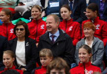 Знаменитые спортсмены Роднина и Смертин открыли вместе с губернатором Томенко всероссийский футбольный турнир