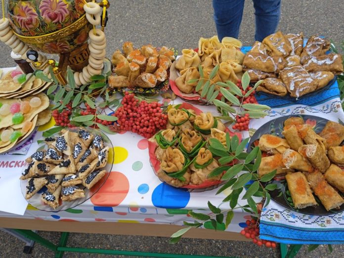 Разве можно пройти мимо такого стола