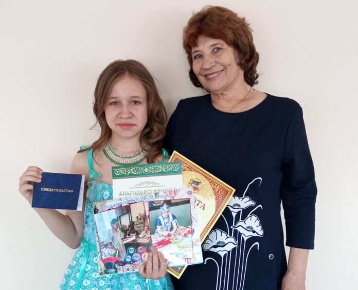 Выпускница Милана Трушакова с преподавателем Л.Г. Водопьяновой