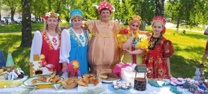 Самовар Самоварыч угощает гостей праздника