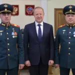 Герои России Константин Молчанов и Виталий Зикратьев рассказали Губернатору Виктору Томенко подробности боевой операции, за участие в которой удостоены высокого звания