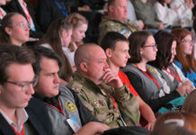 Губернатор Алтайского края Виктор Томенко встретился с участниками слета «Молодые патриоты — сила Сибири!»