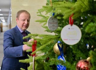 Губернатор Виктор Томенко в рамках предновогодней акции исполнит желания трех ребят — из Славяносербского района ЛНР и Ребрихинского района Алтайского края