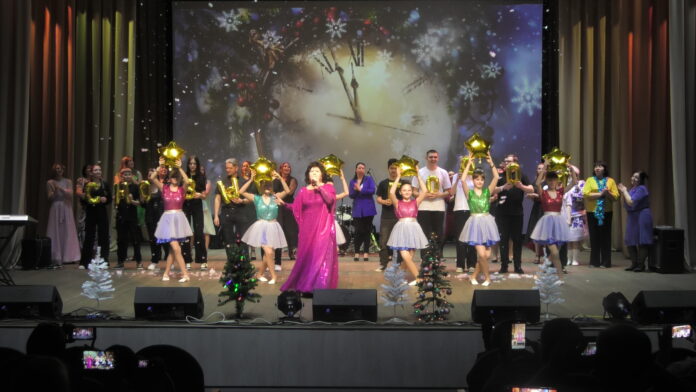 Все участники на сцене и Мария романова