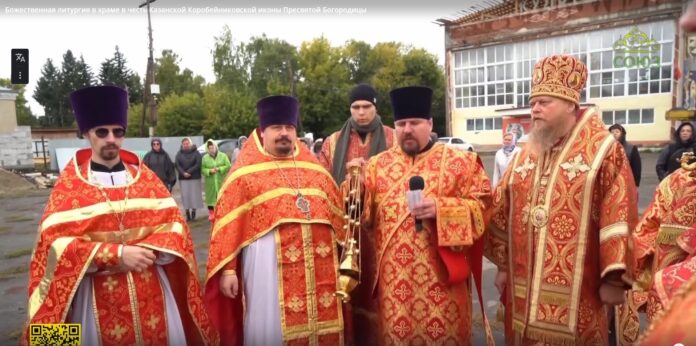 Божественная литургия на месте Чистюньского лагеря НКВД п. Кировский (крайний справа Владыка Роман епископ Рубцовский и Алейский