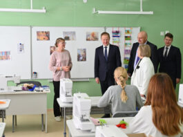 Губернатор Алтайского края Виктор Томенко встретился с учениками и педагогами обновленных школ Немецкого национального района